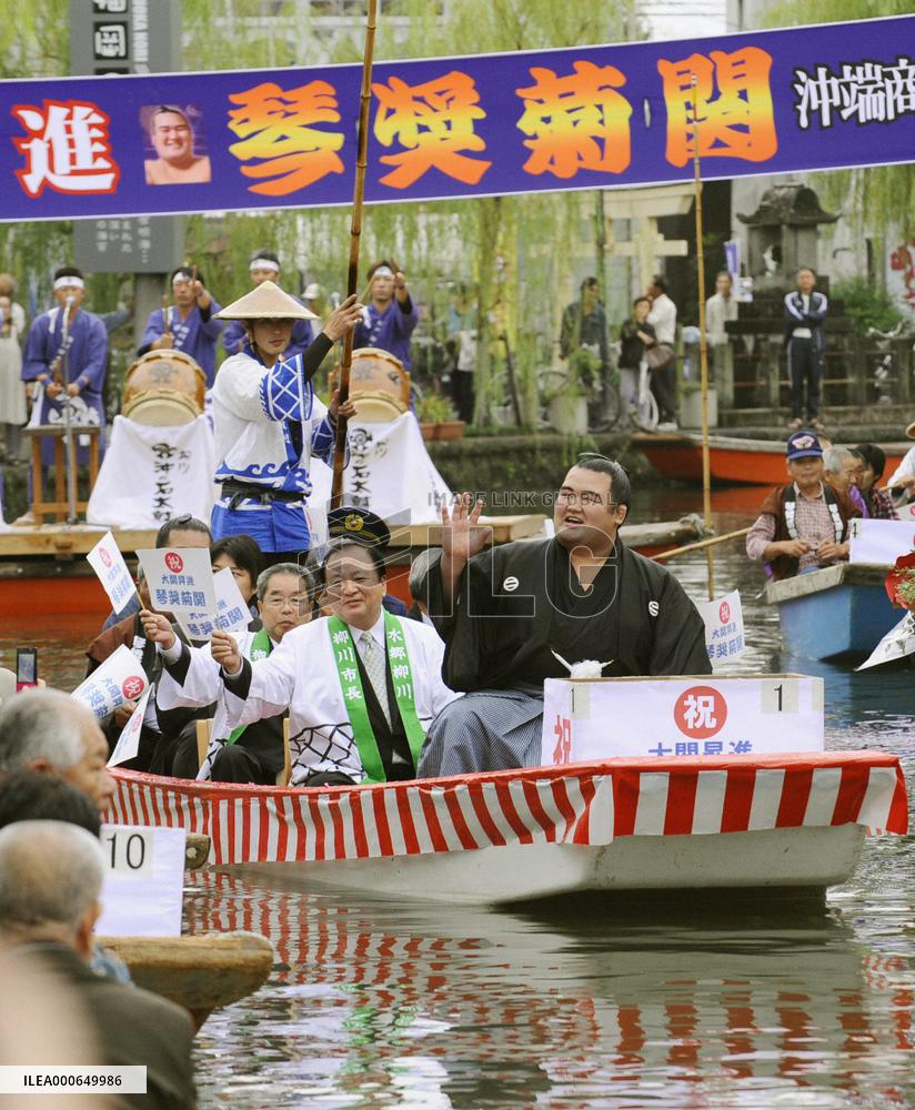 Ozeki Kotoshogiku parades on boat