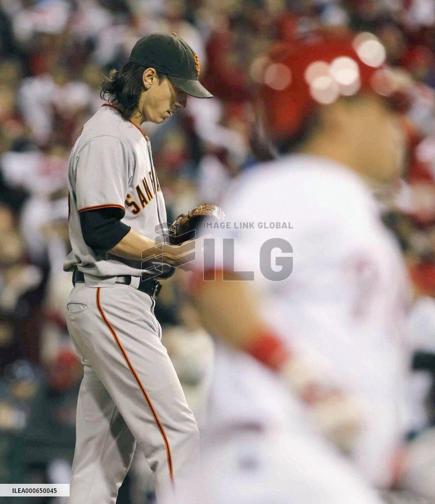 Giants' Lincecum pitches against Phillies