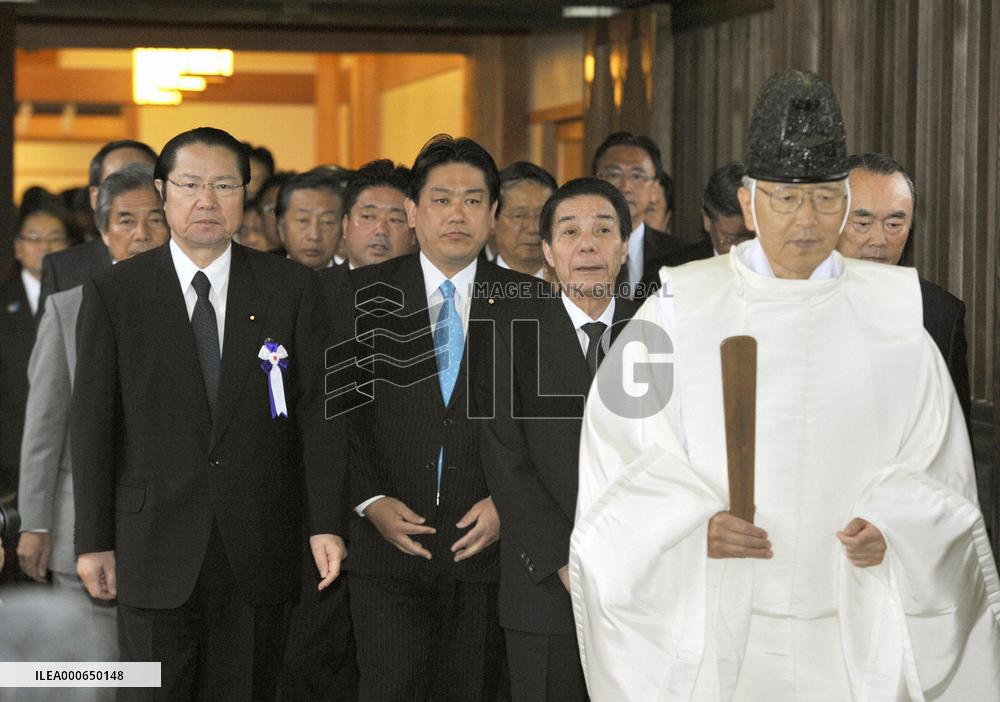 Group of lawmakers visit Yasukuni Shrine