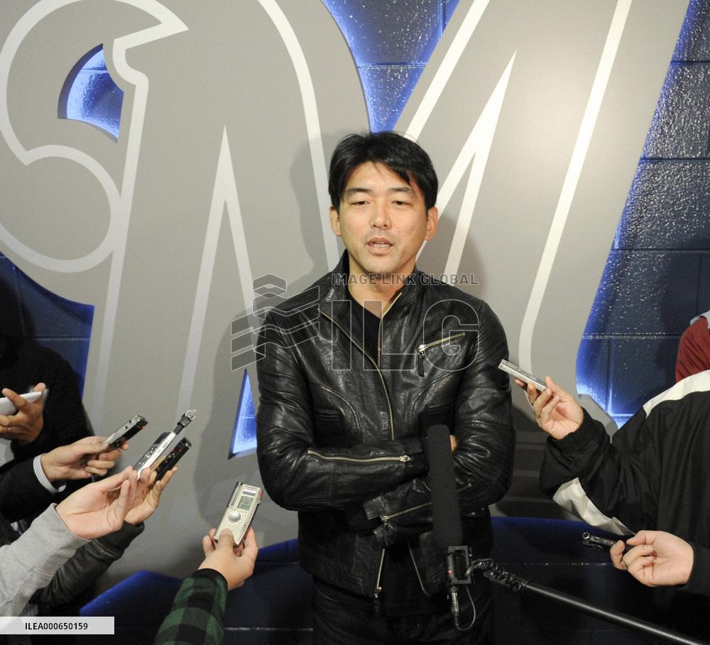 Pitcher Saito plans to continue his career in 2012