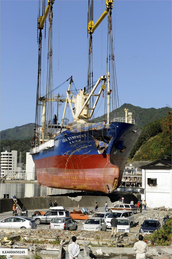 Removing ship after tsunami