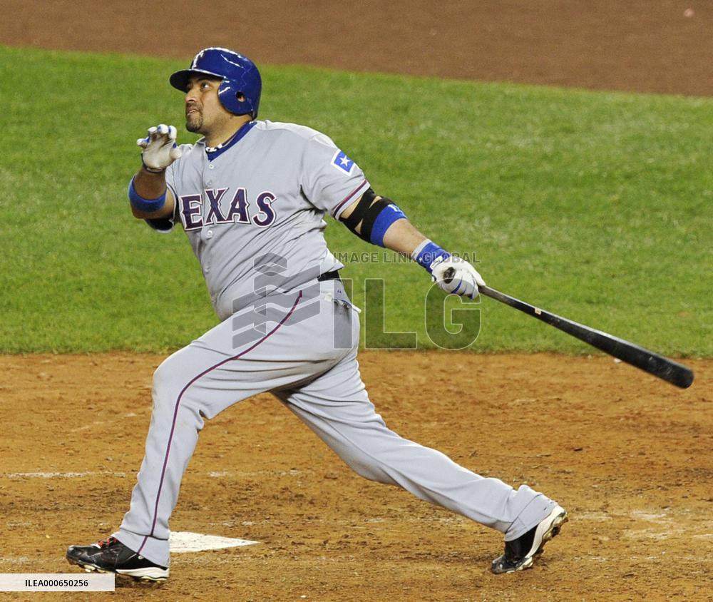 Bengie Molina homers in Game 4