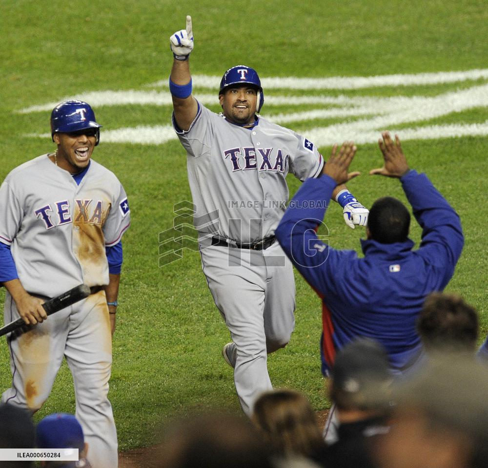 Bengie Molina homers in Game 4