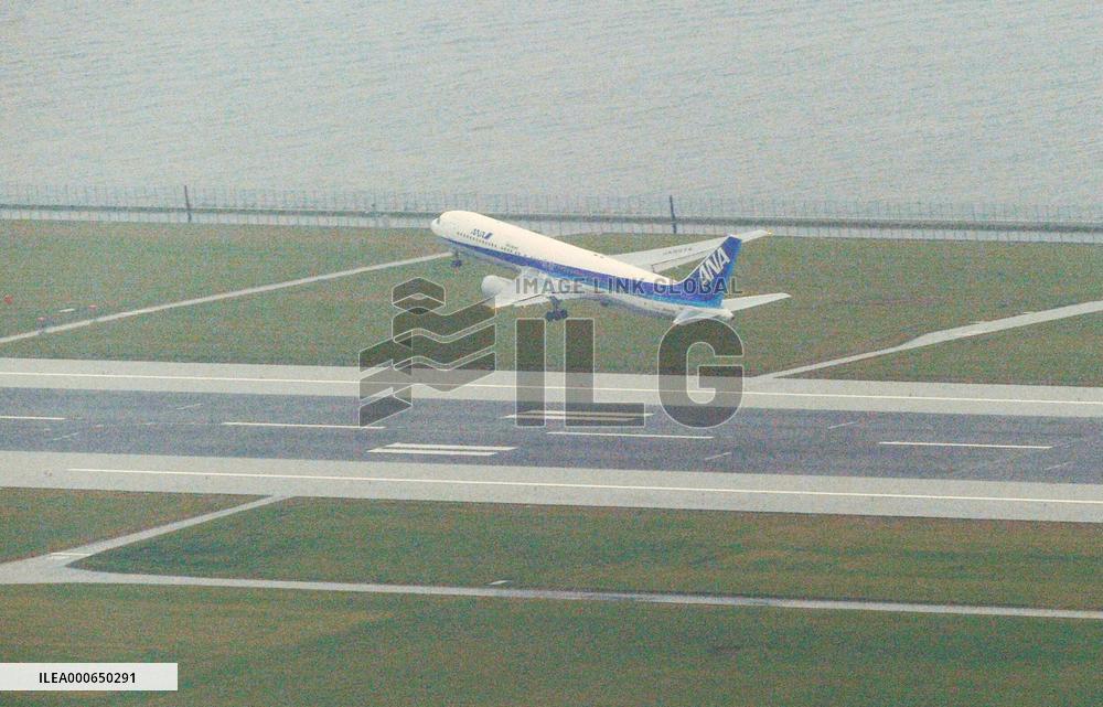 Haneda airport's new runway opens with new int'l terminal