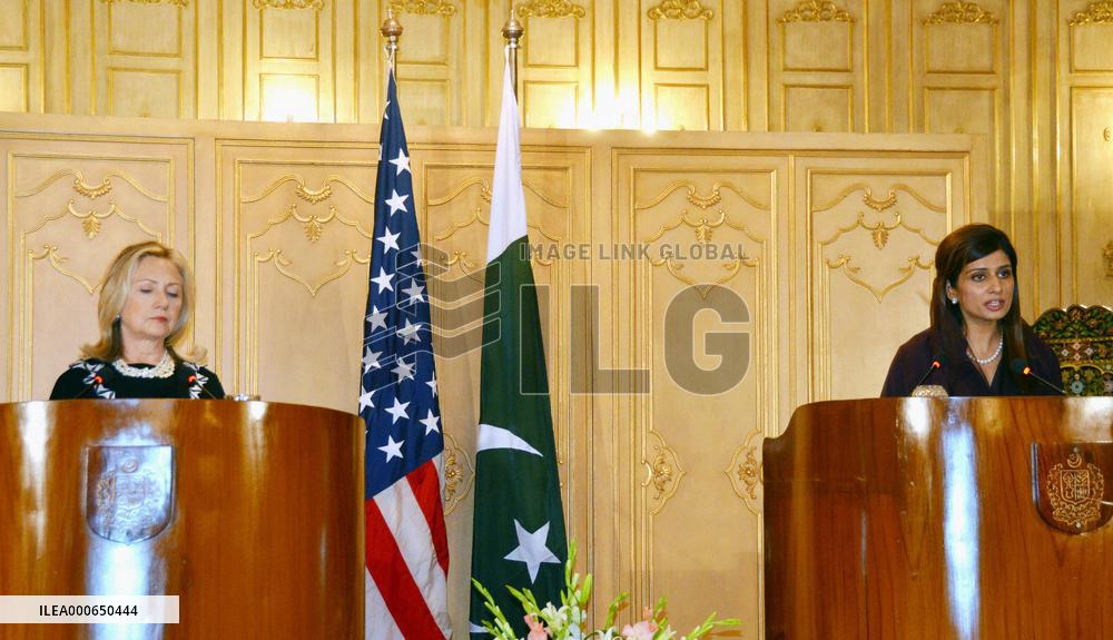 Clinton, Khar in press conference in Islamabad