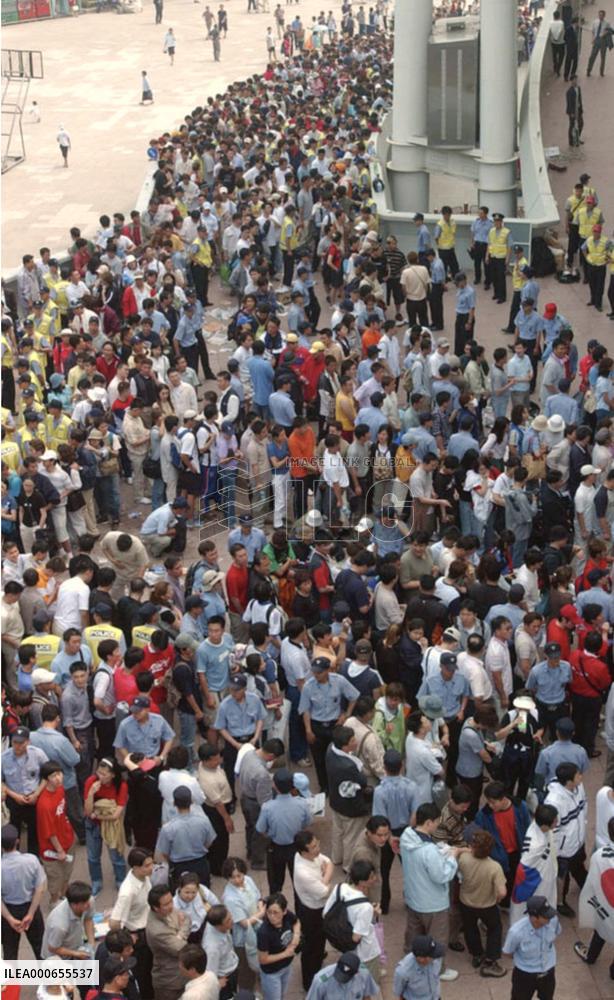 (1) Fans besiege Pusan office for World Cup tickets
