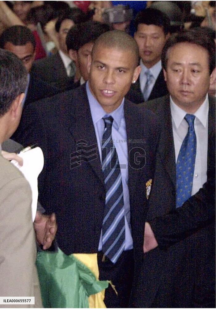 (1)Brazilian soccer team arrives in Pusan