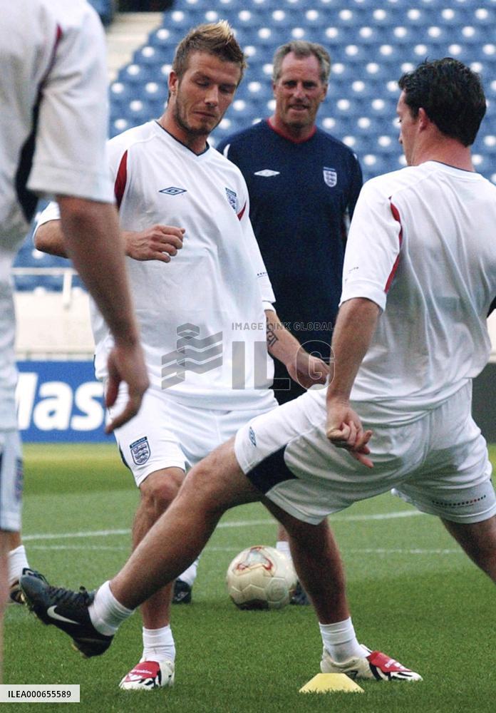 (1)England soccer team opens training to media
