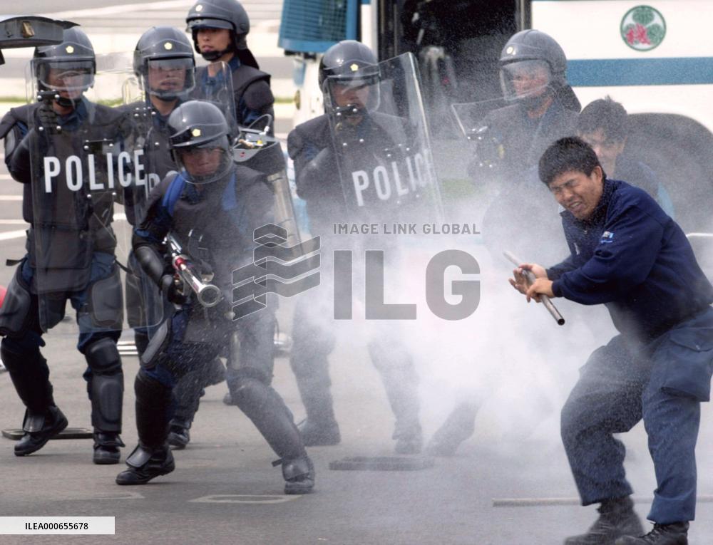 (1)Shizuoka police conduct drills for World Cup