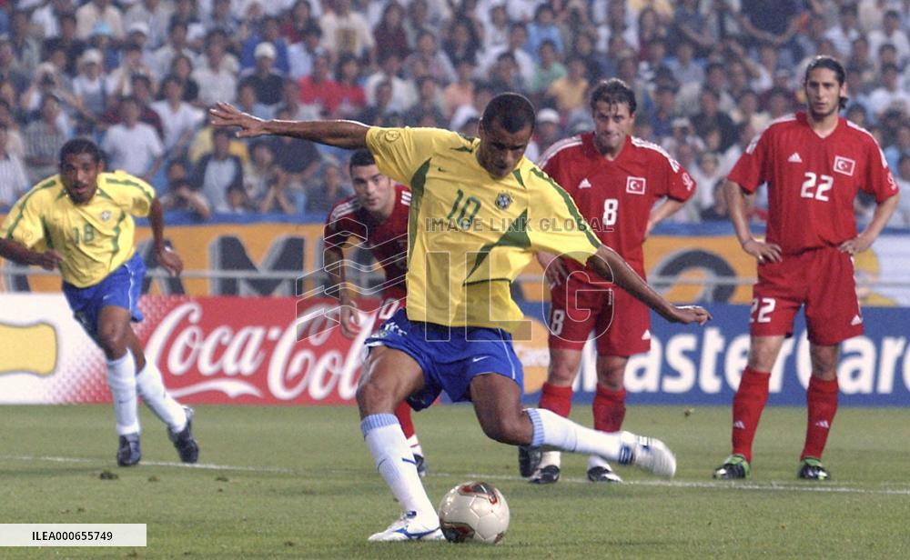 (11)Brazil beat Turkey 2-1