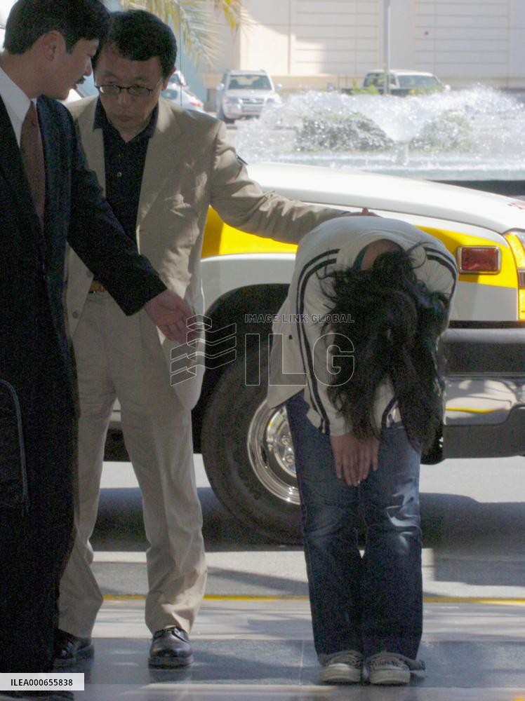 (2)3 Japanese freed in Iraq arrive in Dubai