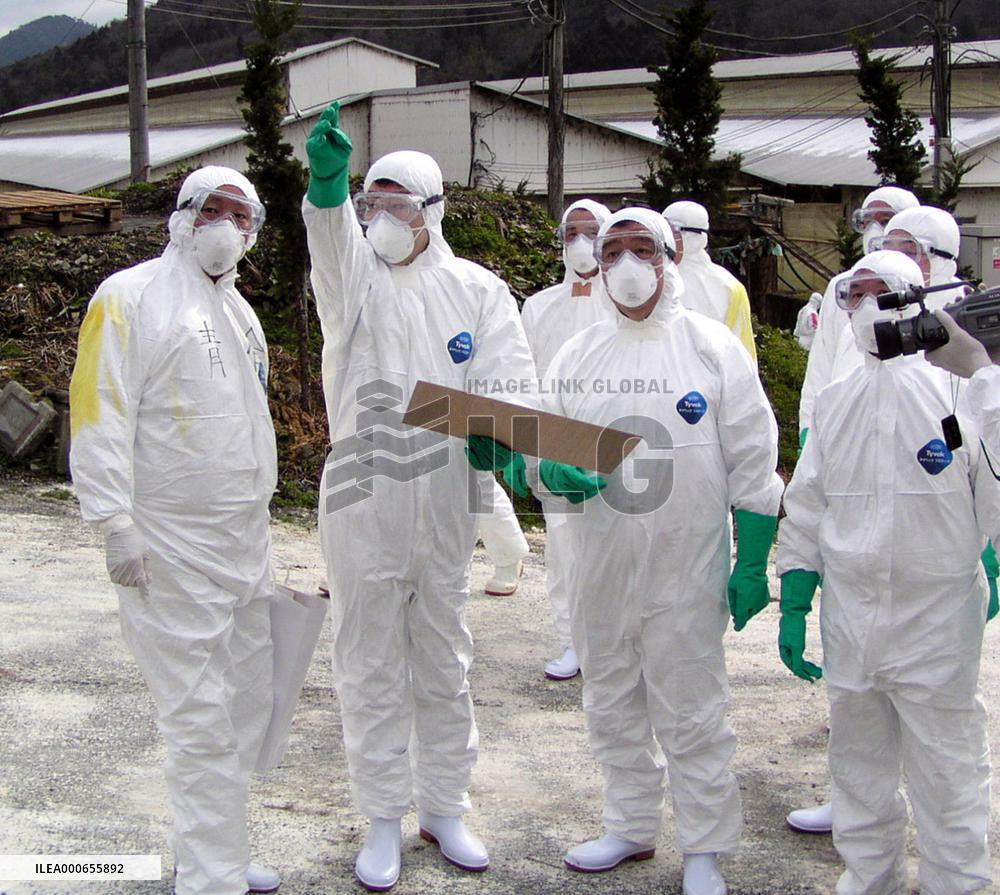 (2)Farm minister Kamei visits Asada Nosan's farm