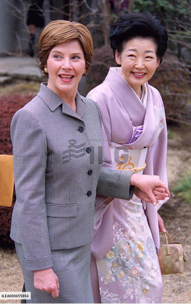 (2)First lady Laura Bush busy with own schedule