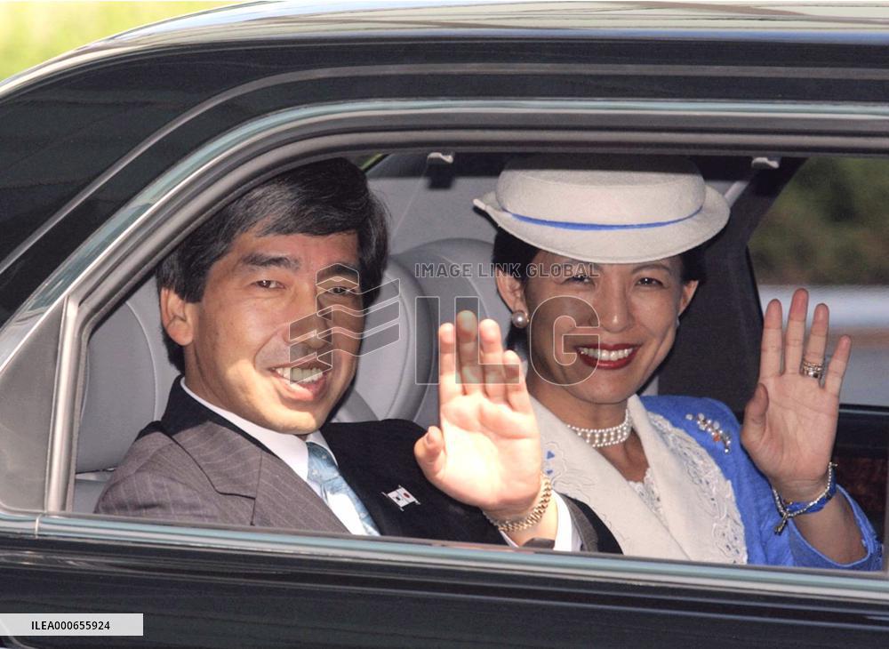 (2)Japan prince arrives in Seoul for World Cup opening