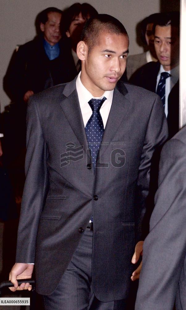 (2)Japanese team returns home after 2-0 victory over Poland