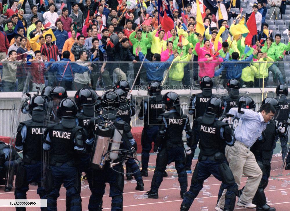 (2)Riot police practice anti-hooligan drill