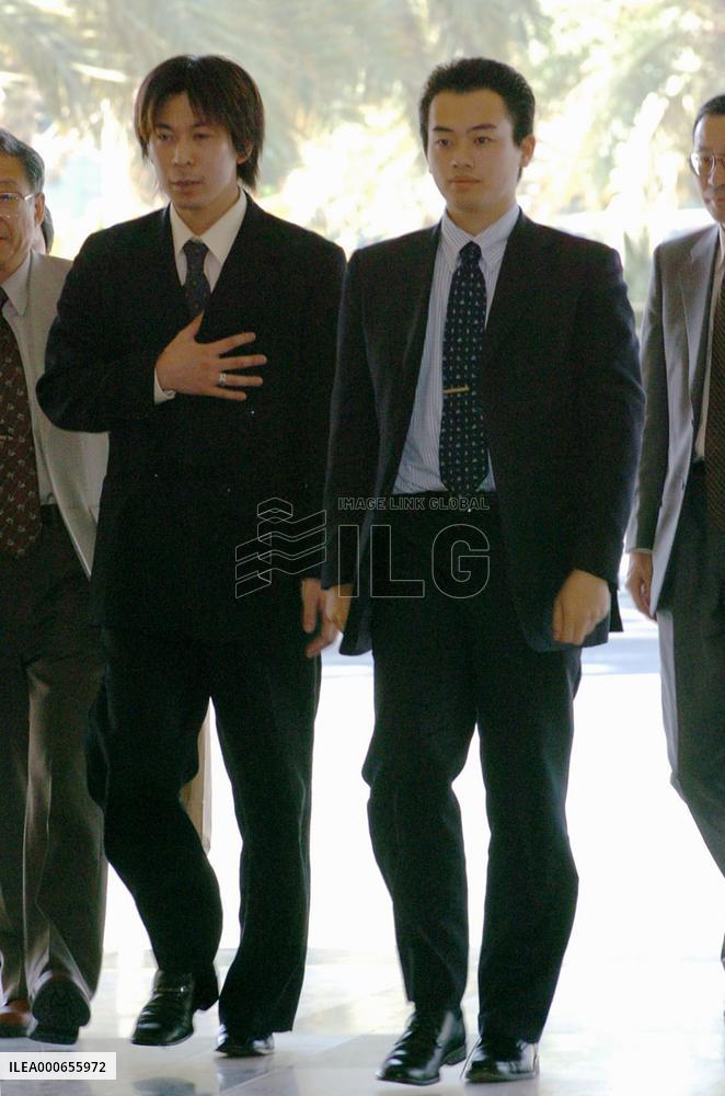 (2)Released Japanese hostages reunite with kin in Dubai+