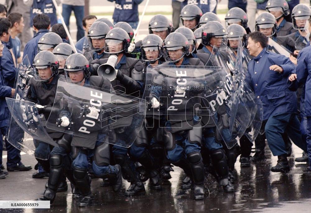 (2)Shizuoka police conduct drills for World Cup