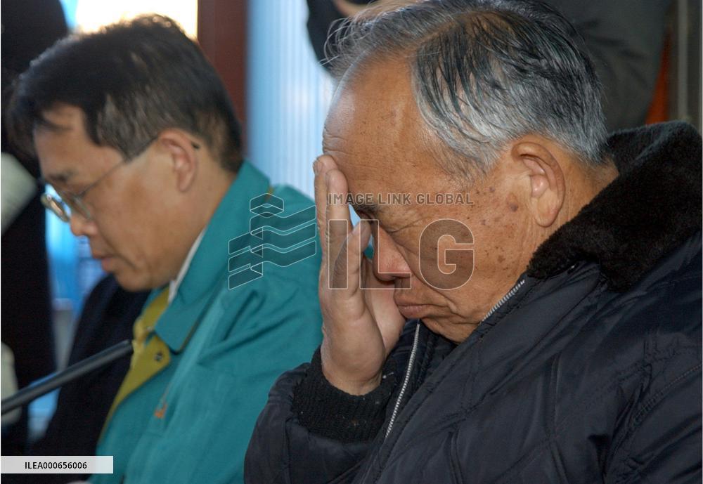 (2)Top exec of bird flu-hit farm, wife hang themselves