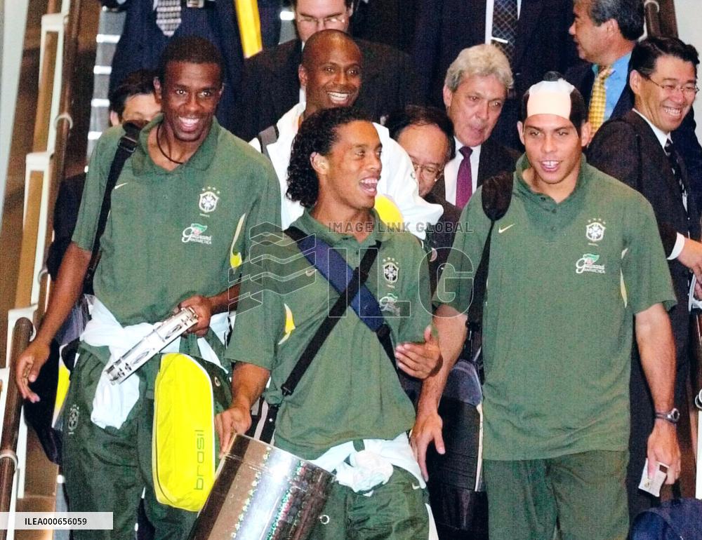 (3)Brazil players leave Narita airport for home