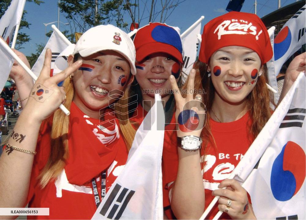 (3)Supporters in Seoul