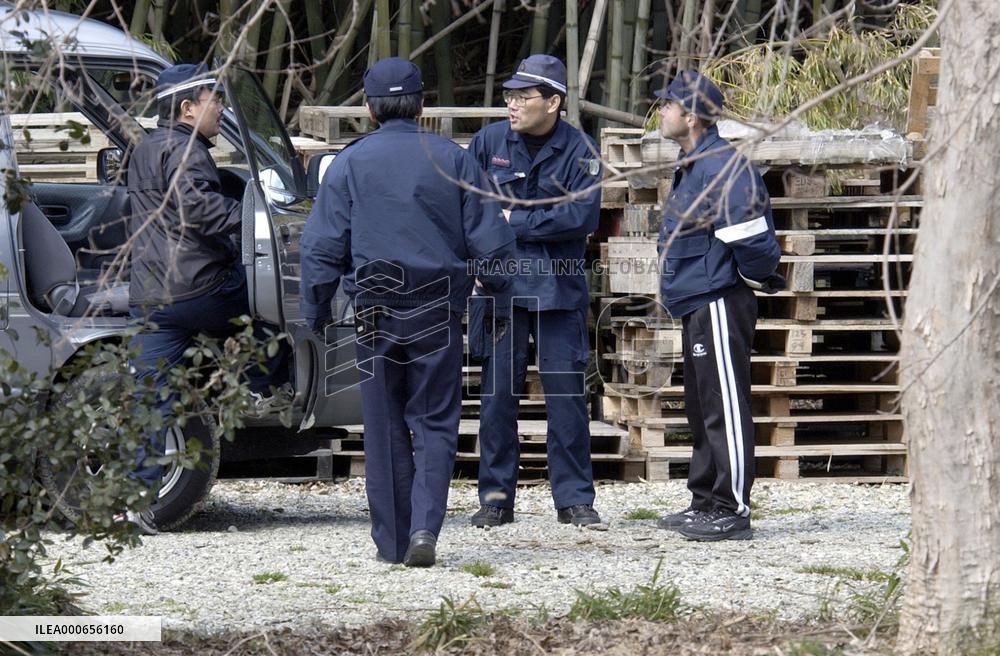 (3)Top exec of bird flu-hit farm, wife hang themselves