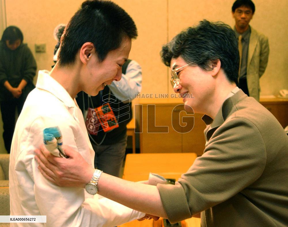 (5)3 Japanese hostages released