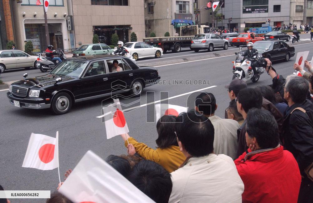 (5)Crown Princess Masako leaves hospital with newborn baby