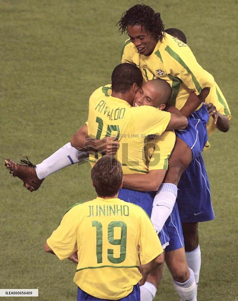 (7)Brazil beat Turkey 2-1