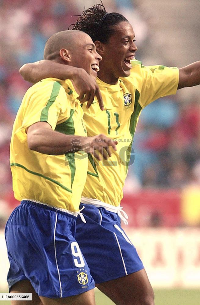 (8)Brazil beat Turkey 2-1
