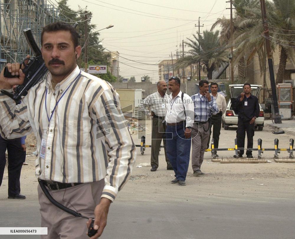 (8)3 Japanese hostages released