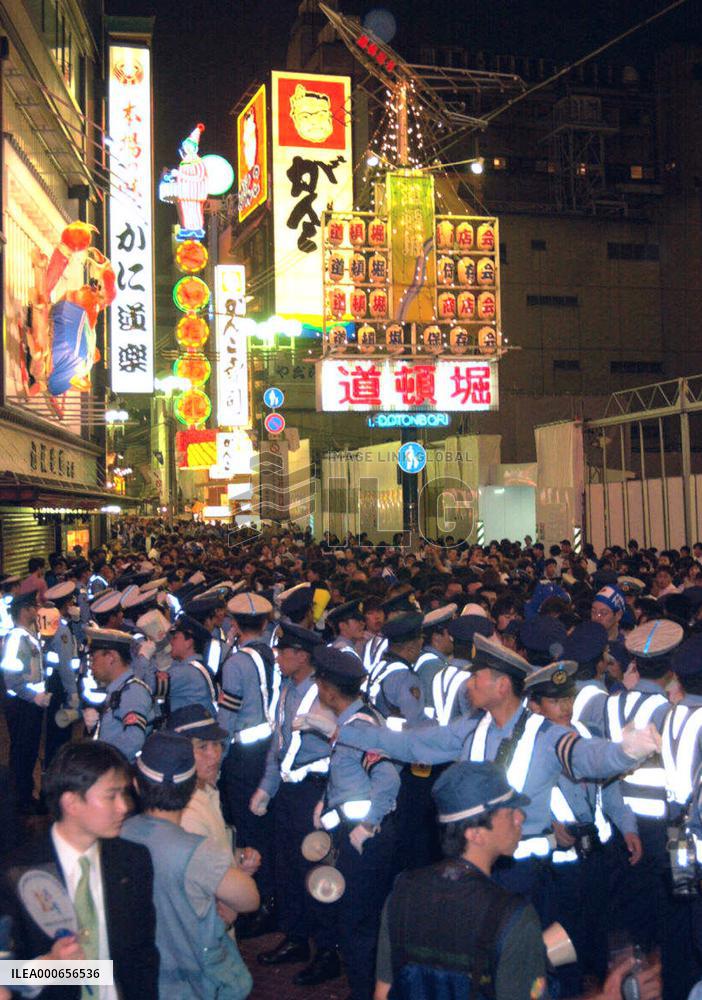 (9)Supporters in Osaka