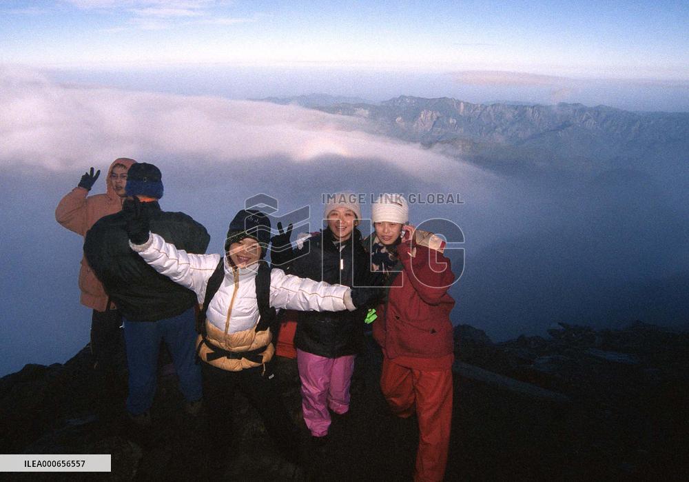 Climbing Mt. Yu, highest peak in NE Asia