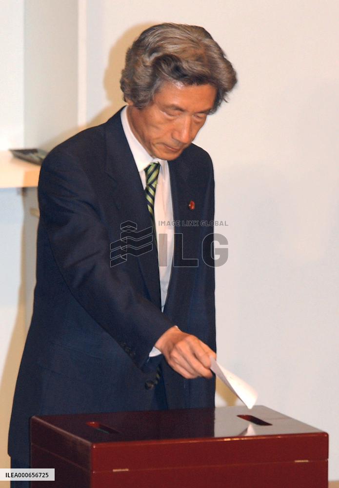 (3)Koizumi reelected as LDP president