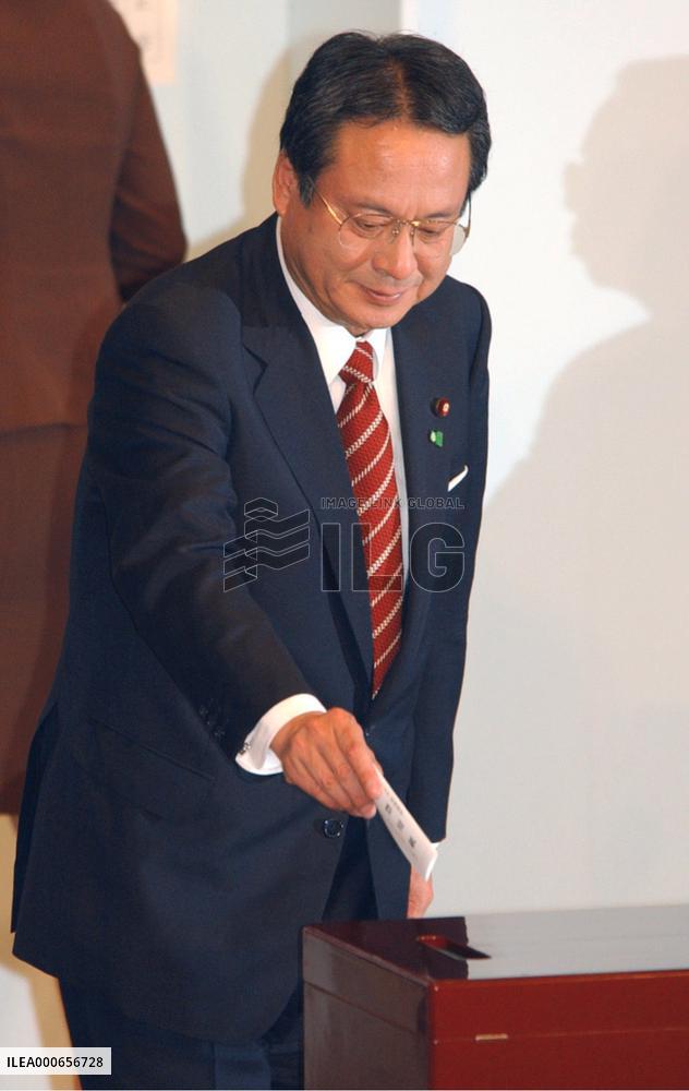 (4)Koizumi reelected as LDP president