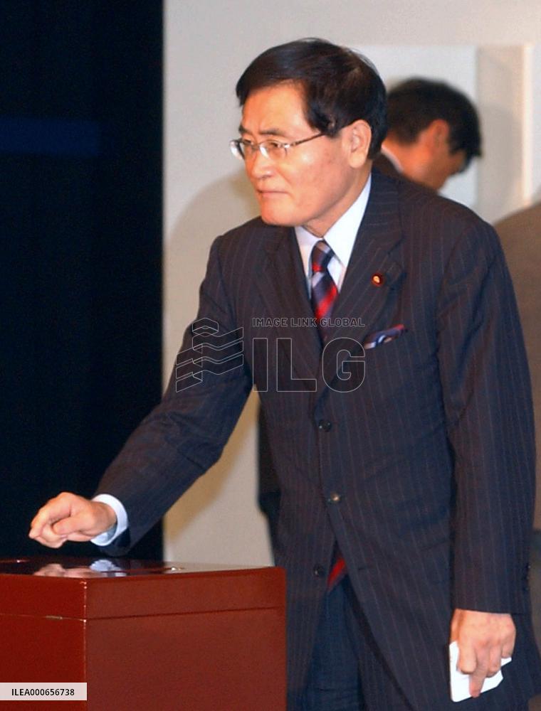 (5)Koizumi reelected as LDP president