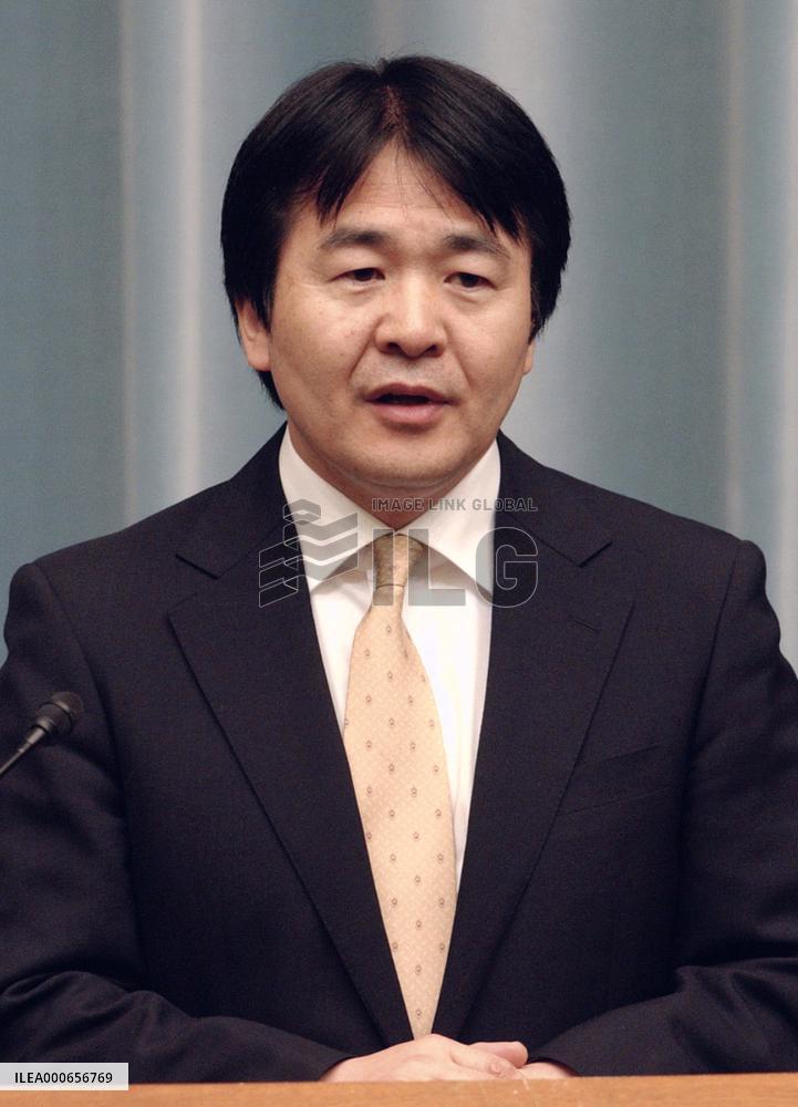 Takenaka to retain ministerial posts for both finance, economy