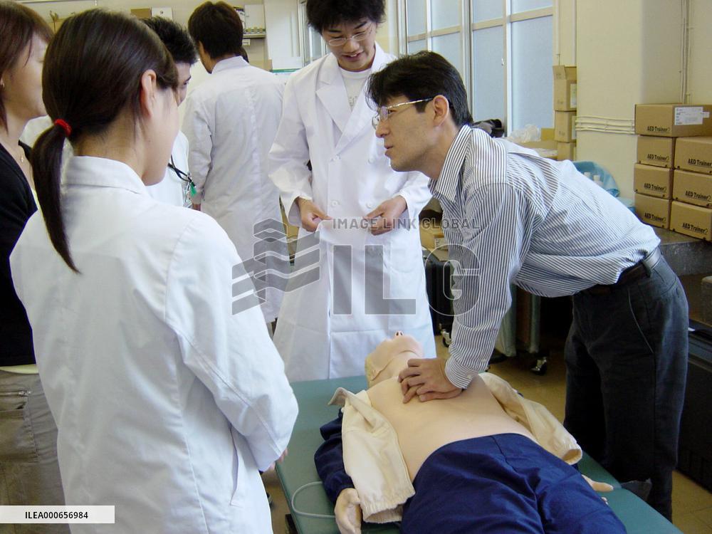 Training students in clinical medical science seen in universiti