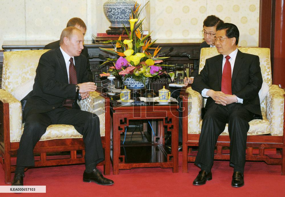 Putin holds talks with Hu