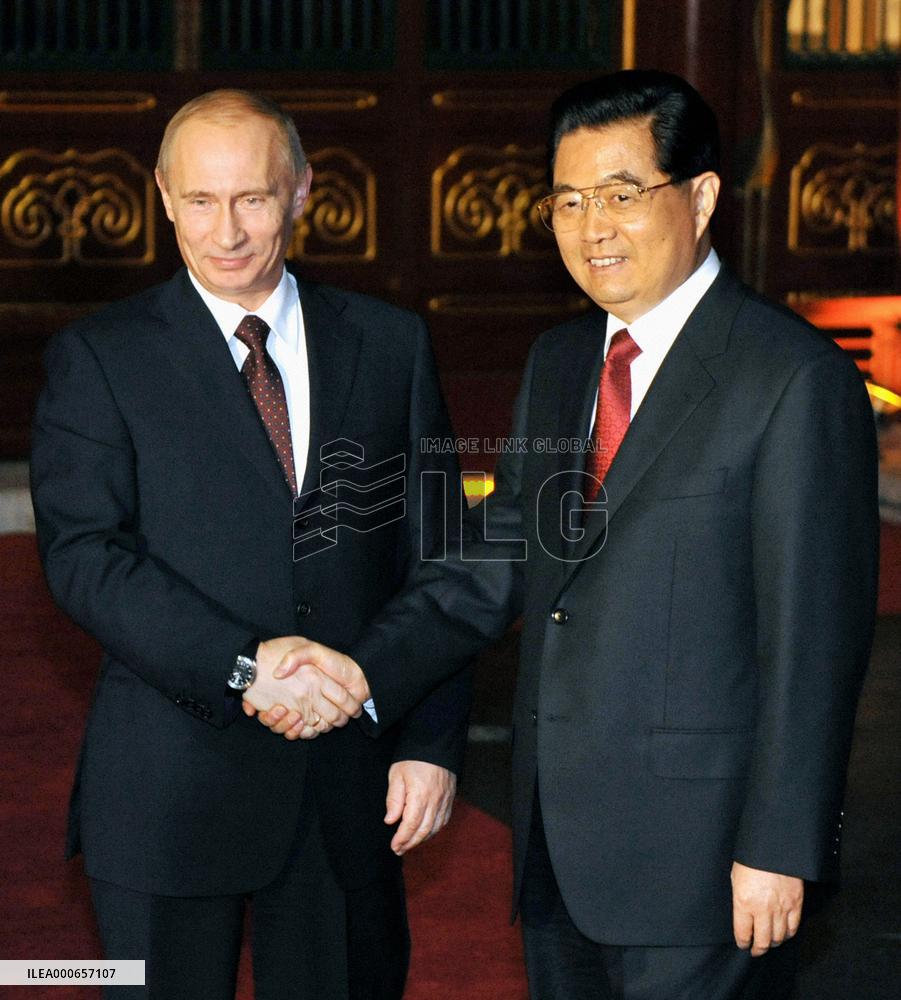 Putin holds talks with Hu