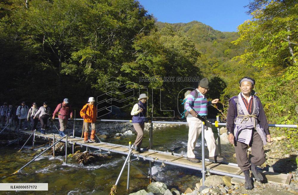Participants in world natural heritage confab trek in Shirakami