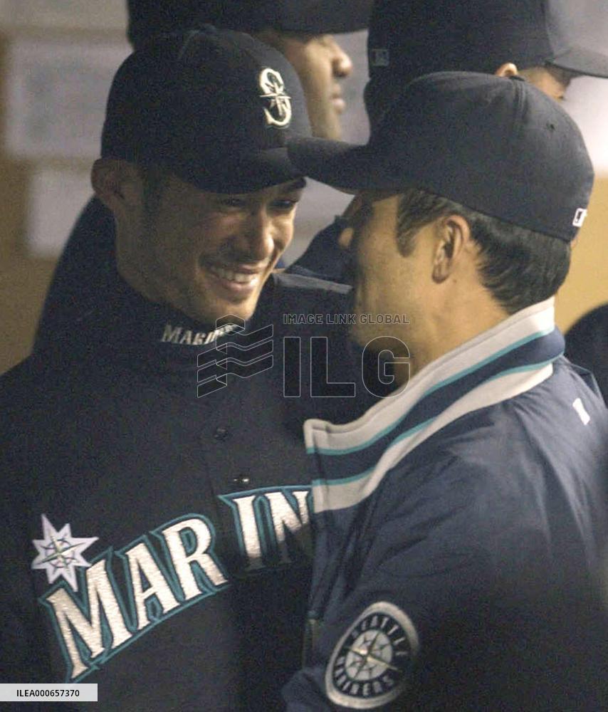 (10)Ichiro breaks MLB record for hits in a season