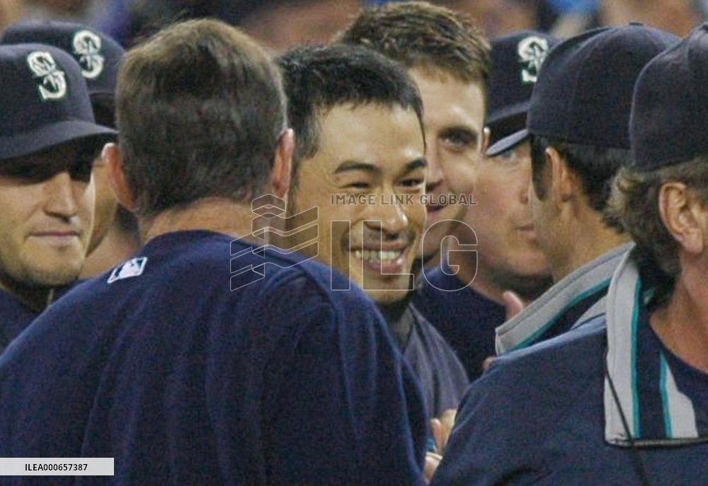 (9)Ichiro breaks MLB record for hits in a season