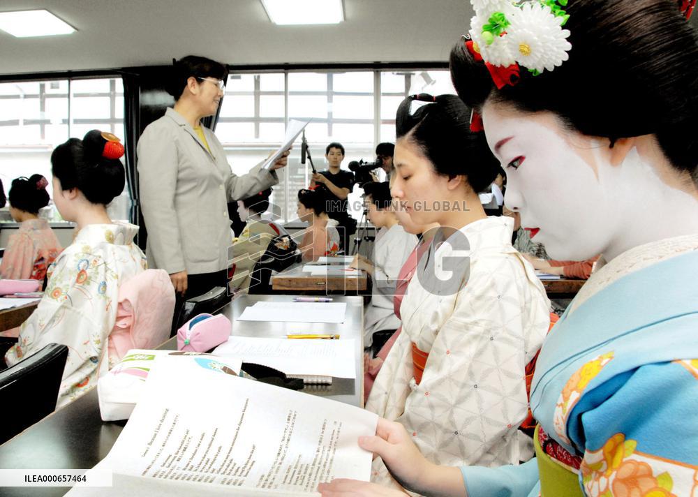 Kyoto's Maiko learning English conversation