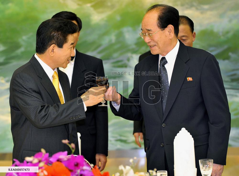 Roh arrives in Pyongyang and greeted by Kim Jong Il