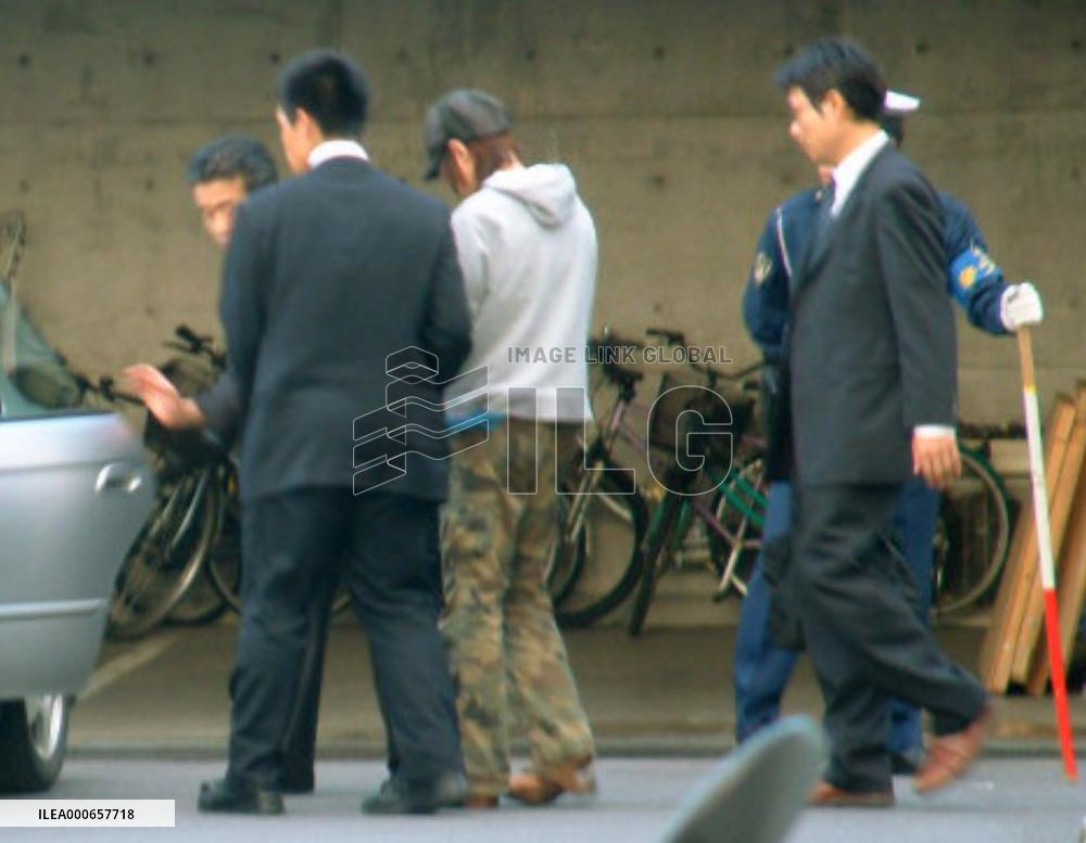 Man arrested for kidnapping after appearing at police with girl