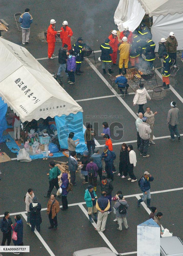 (1)Niigata quake victims weary, worried of more damage