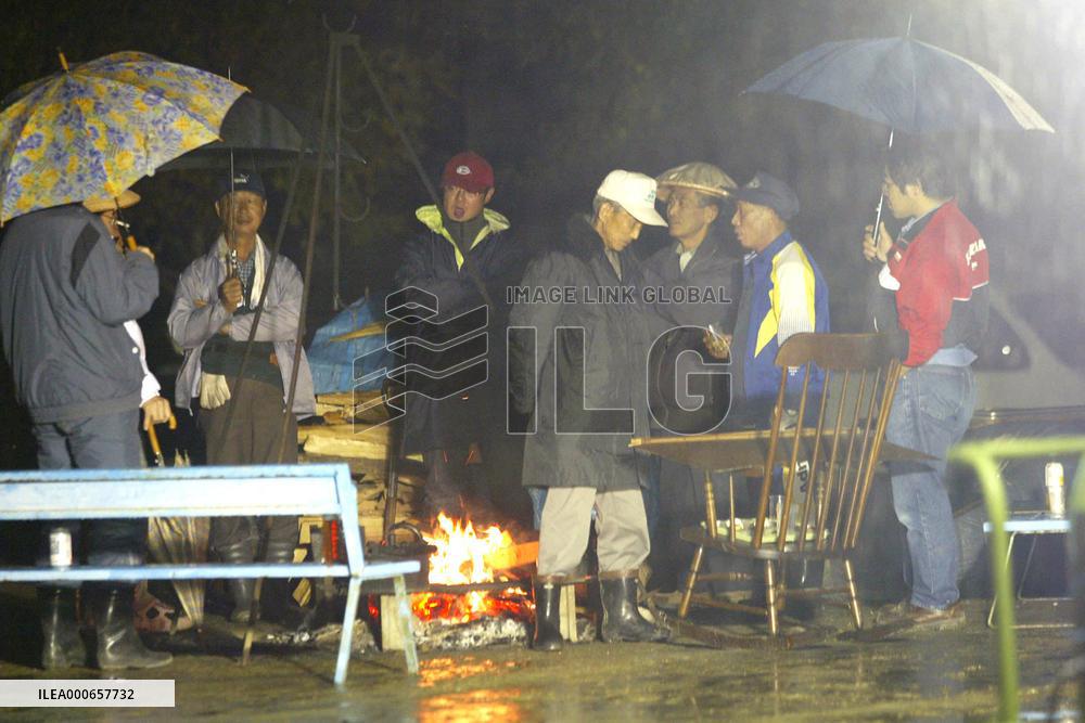 (12)Niigata quake victims weary, worried of more damage