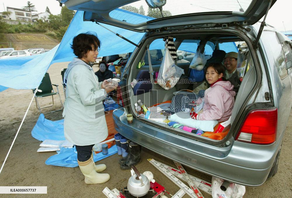 (2)Niigata quake victims weary, worried of more damage