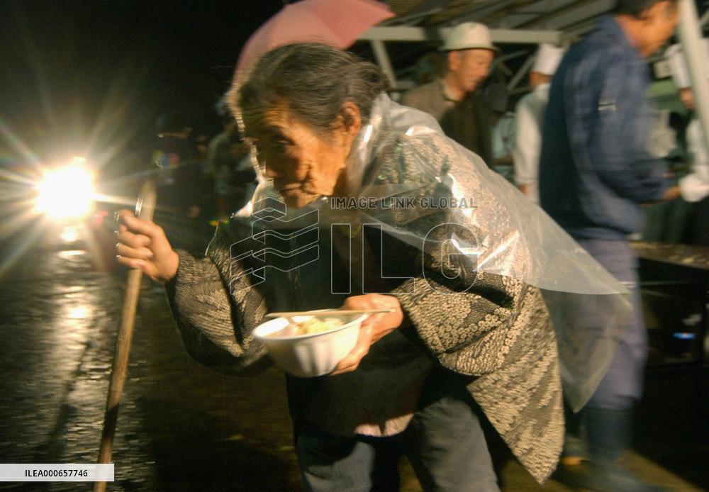 (9)Niigata quake victims weary, worried of more damage